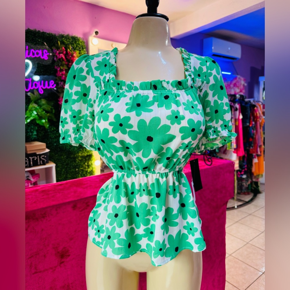 Women Top Size Small ✨